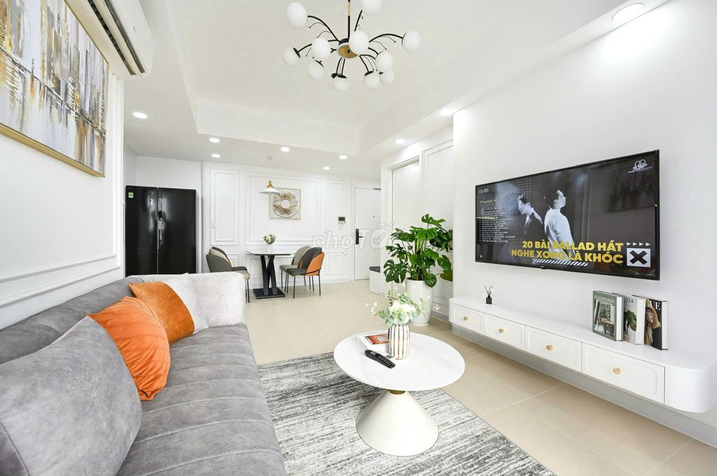Rent two Masteir Thảo Điền Full tall furniture.