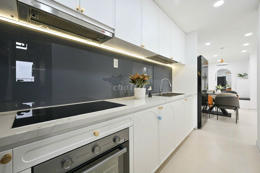 Rent two Masteir Thảo Điền Full tall furniture.