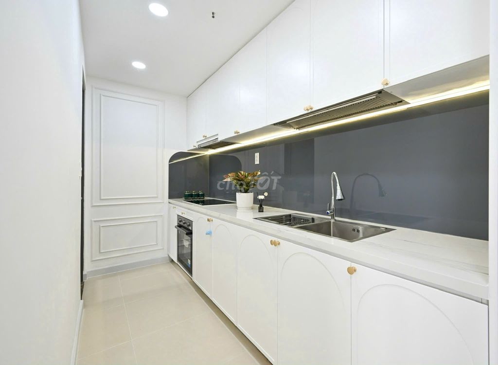 Rent two Masteir Thảo Điền Full tall furniture.
