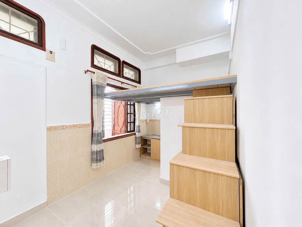 Opening a new house in front of the public - a dangerous situation
