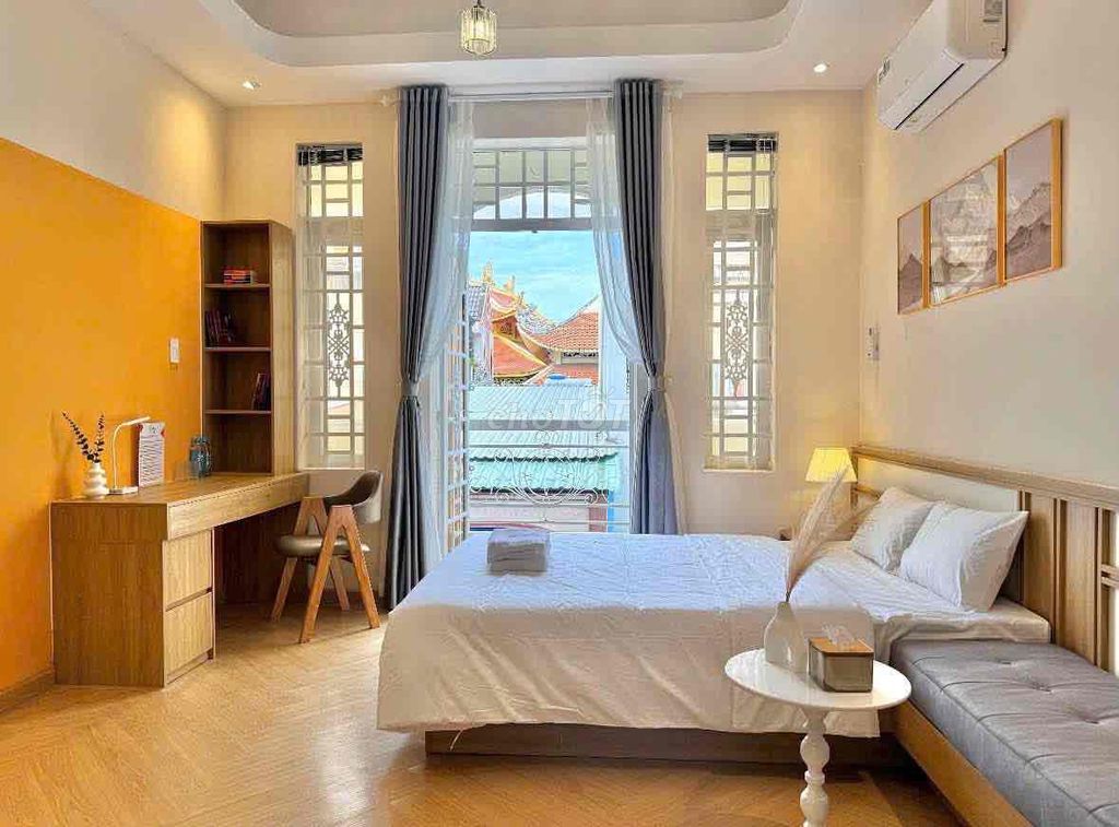 The high-level balcony studio -- just Phạm Văn Hai -- goes to bk-la-ueh.