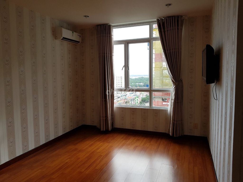 The owner of the two rooms rents the Vietcong apartment for 14 million.