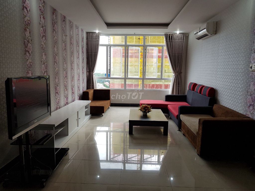 The owner of the two rooms rents the Vietcong apartment for 14 million.