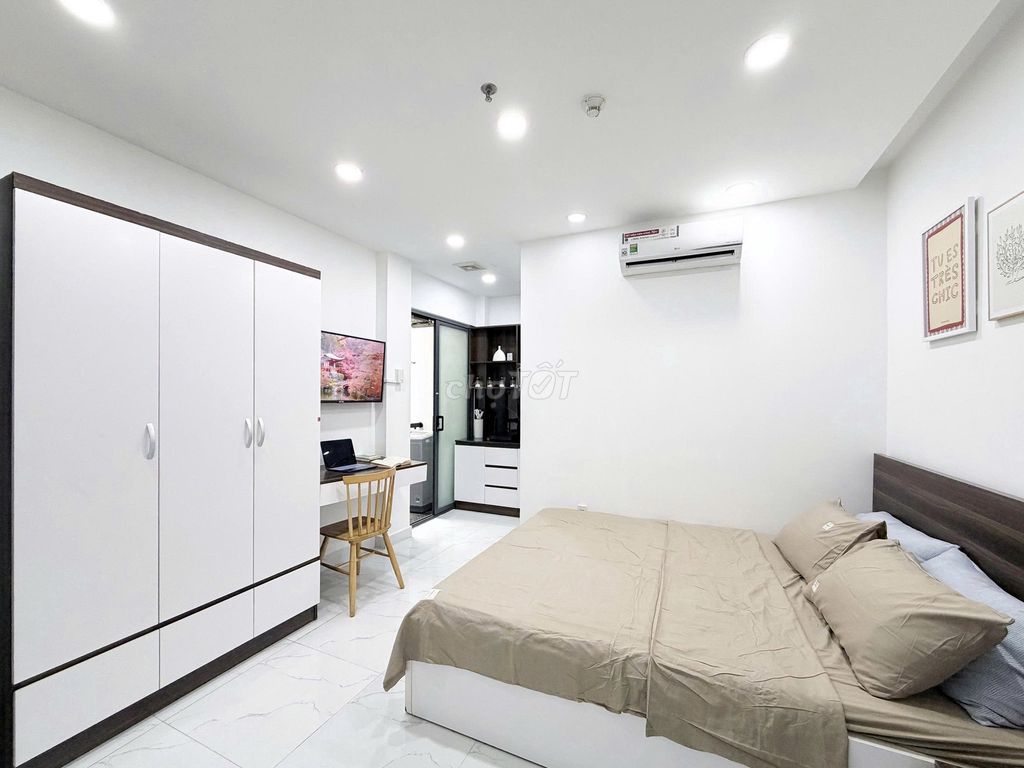The balcony studio, the private washing machine at the University of Pinkies, the hutech Bình Thạnh