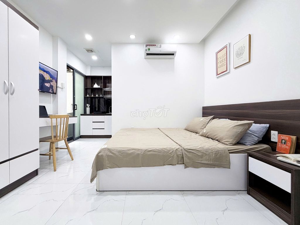 The balcony studio, the private washing machine at the University of Pinkies, the hutech Bình Thạnh