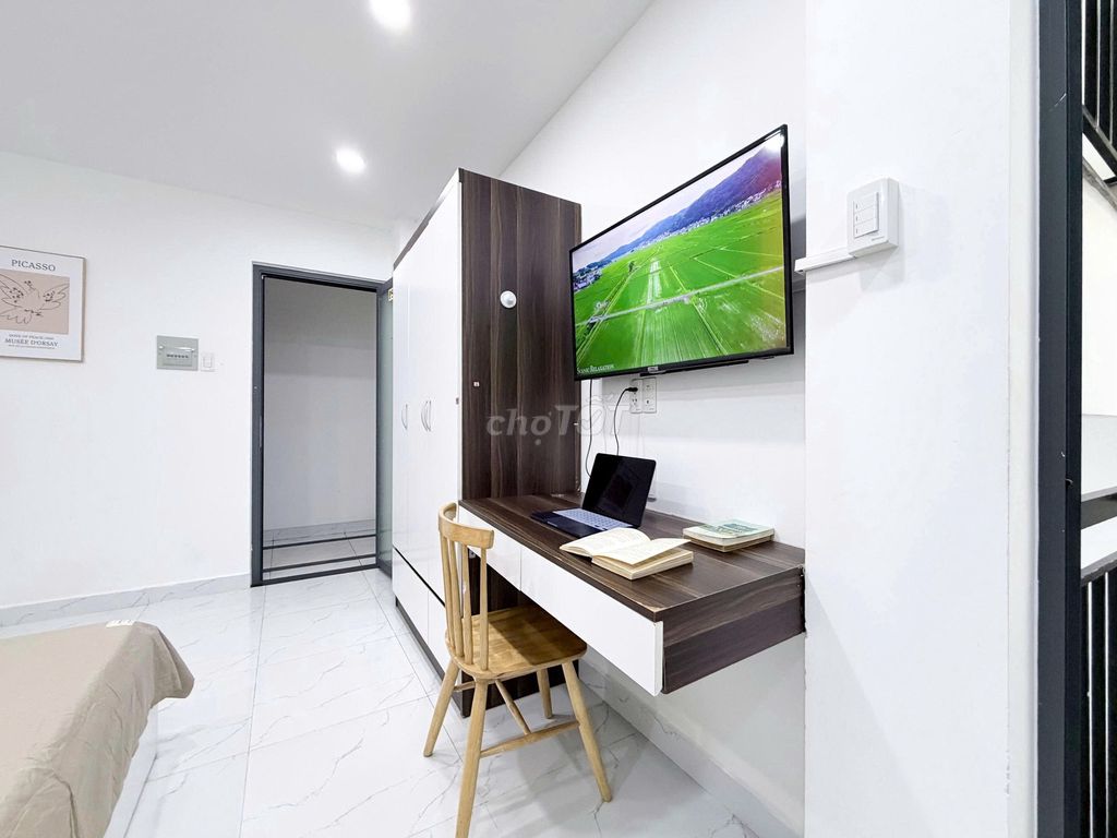 The balcony studio, the private washing machine at the University of Pinkies, the hutech Bình Thạnh