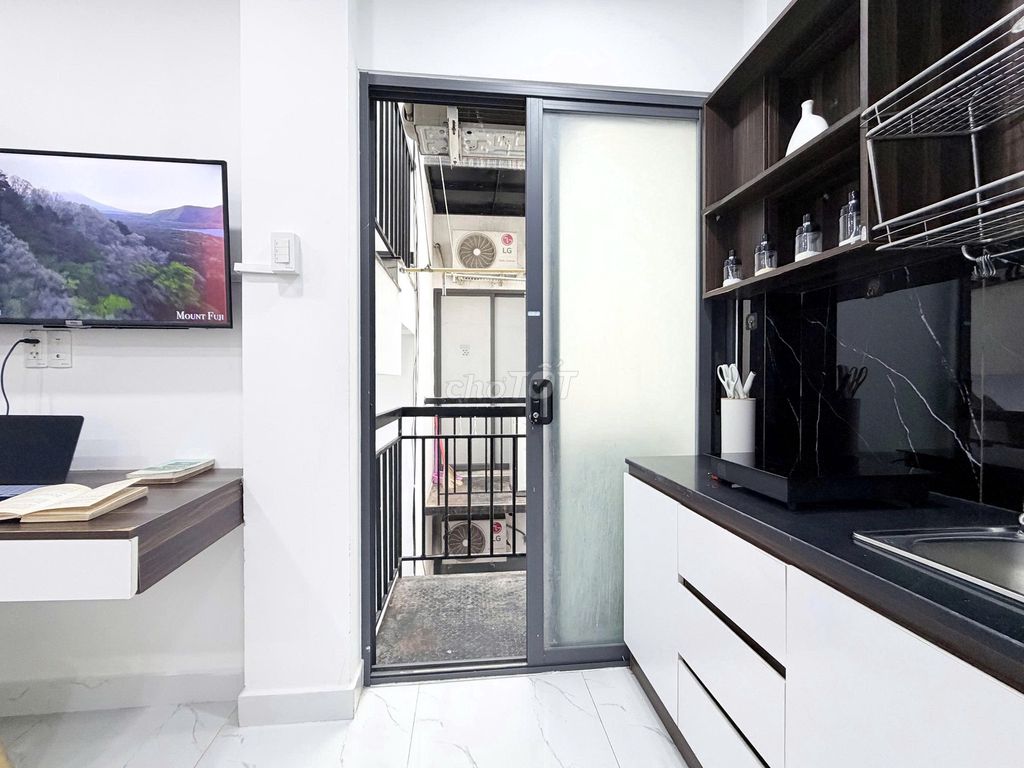 The balcony studio, the private washing machine at the University of Pinkies, the hutech Bình Thạnh