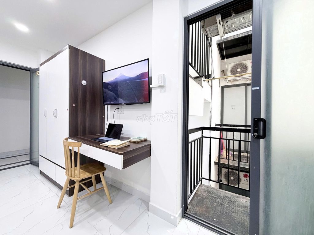 The balcony studio, the private washing machine at the University of Pinkies, the hutech Bình Thạnh