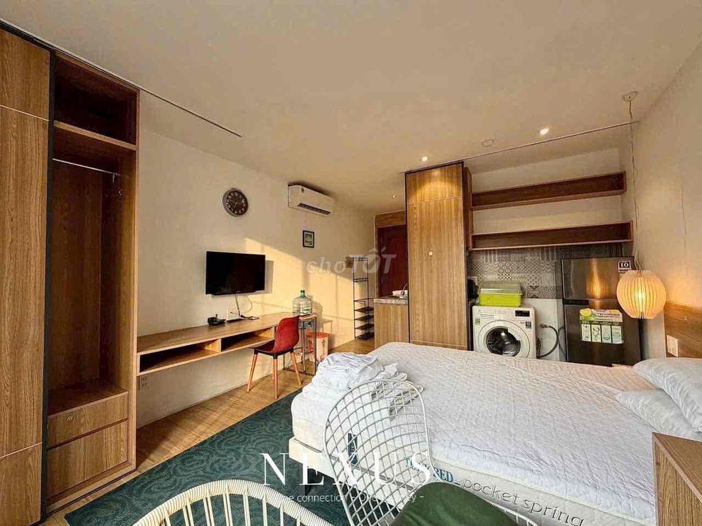 Rent a studio room. A balcony bedroom. Full interior.