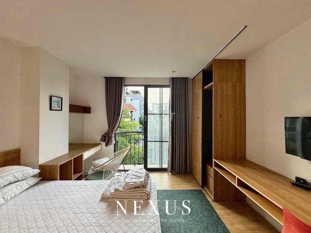 Rent a studio room. A balcony bedroom. Full interior.