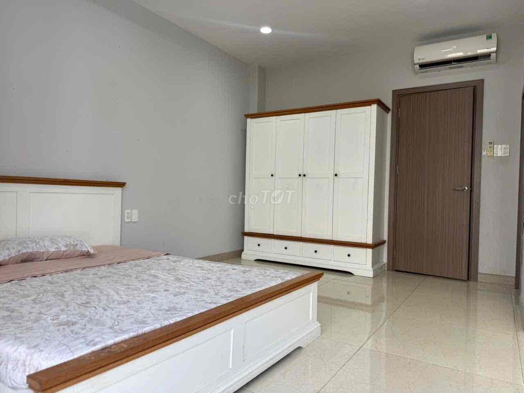 Rent the service apartment. Price: 5.5 million (cold)
