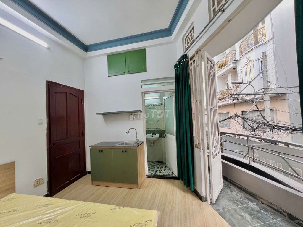 Phùng Văn Cung wide balcony studio