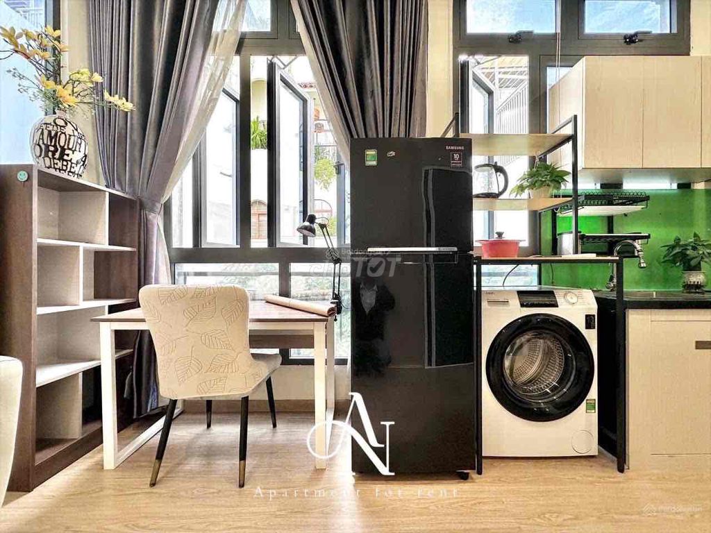 Hoàng Hoa Thám – one bedroom plus the living room, front-- at the airport!