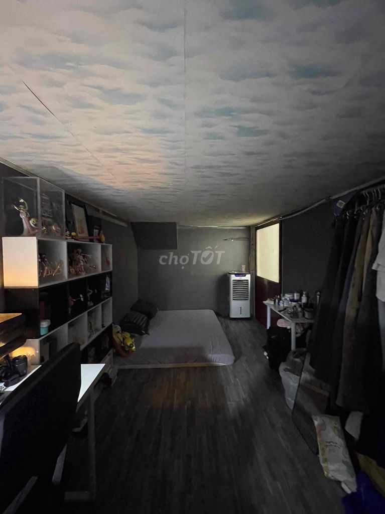 The residence is in Phùng Hưng.3 bedrooms. Two government power machines.