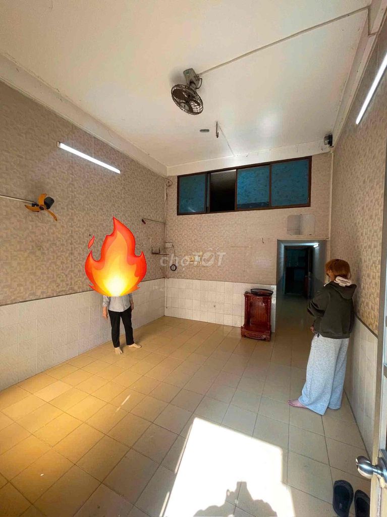 The residence is in Phùng Hưng.3 bedrooms. Two government power machines.