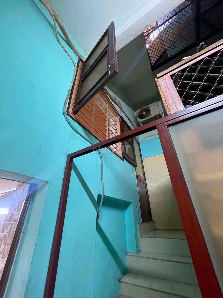The residence is in Phùng Hưng.3 bedrooms. Two government power machines.