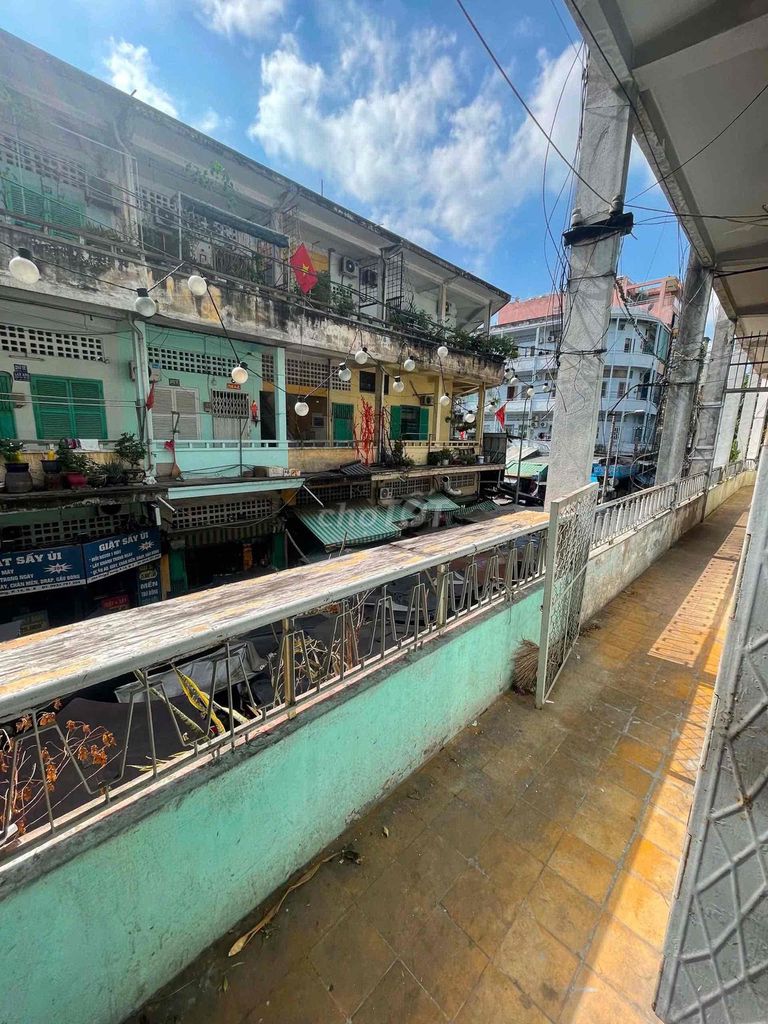 The residence is in Phùng Hưng.3 bedrooms. Two government power machines.