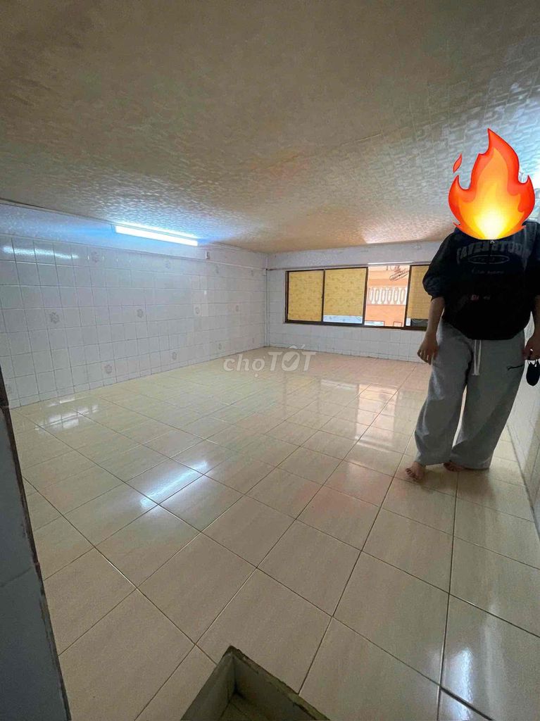 The residence is in Phùng Hưng.3 bedrooms. Two government power machines.