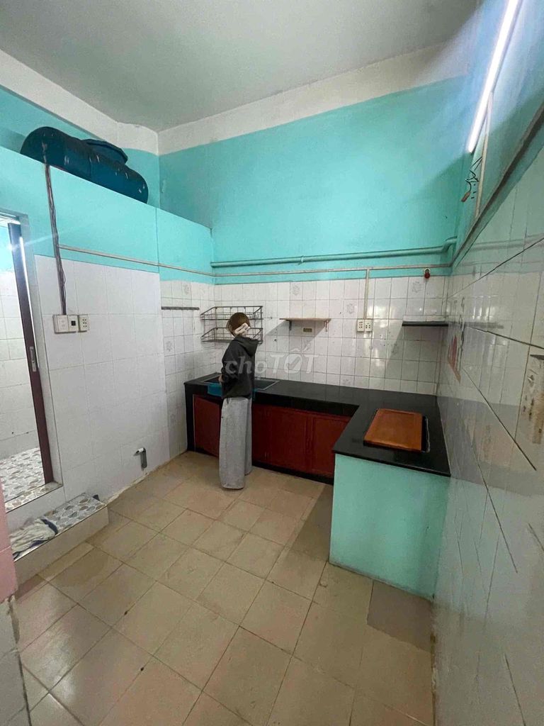 The residence is in Phùng Hưng.3 bedrooms. Two government power machines.