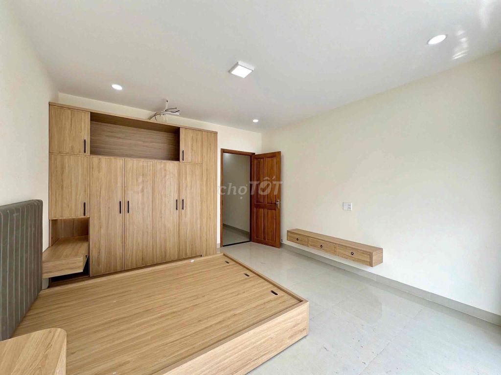 A full-in-house service apartment in Đào Duy Anh for profit