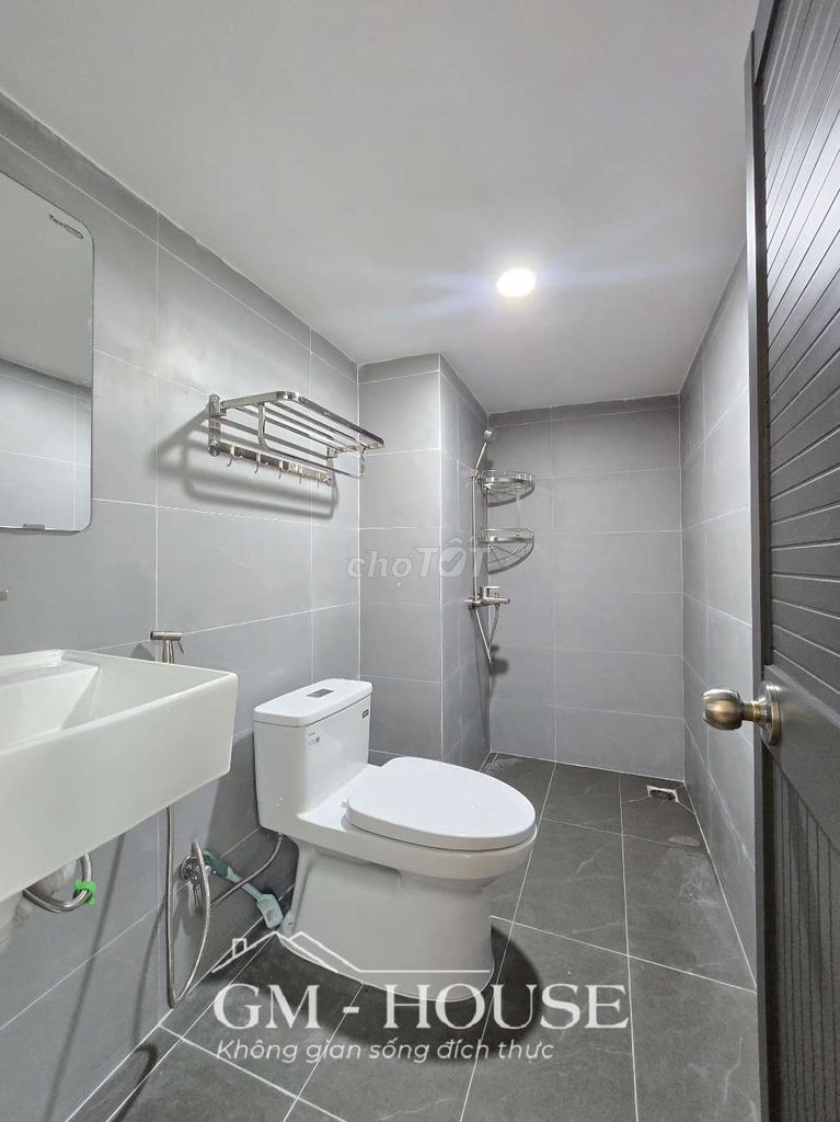 Rent the new apartment 100 percent meters, right at Nguyễn Hữu Cảnh.