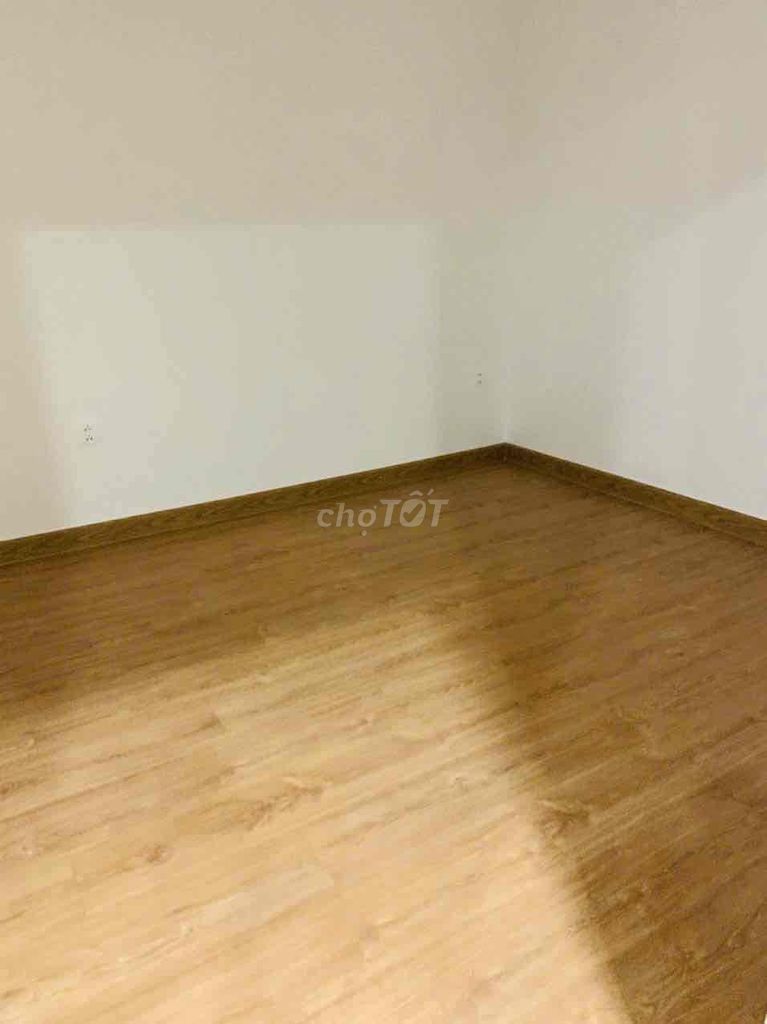 Rent us three bedrooms, two Moonlight Boulevard toilets. The house is 12 million a month.