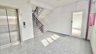 Six floors in cash with an elevator. 7 x 32 meters. 1 m 5 floors.