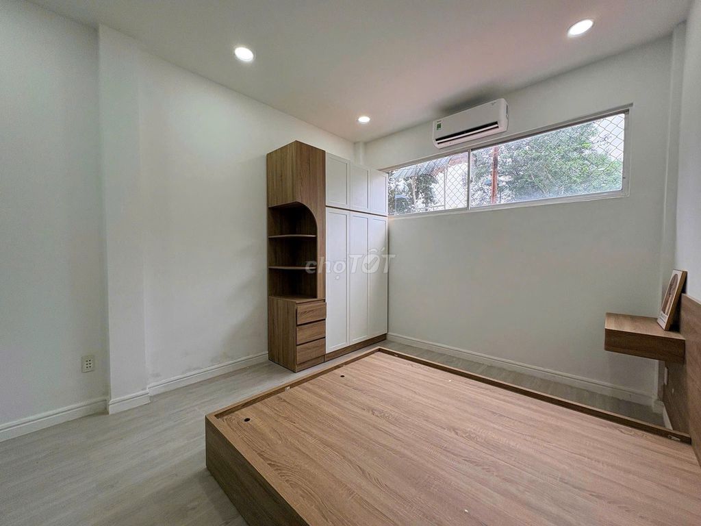 30 meters, one bedroom. We're close to the Royal Order.