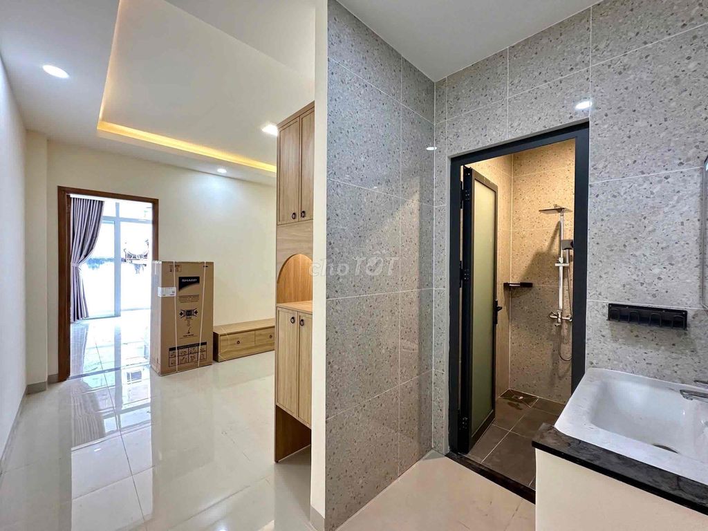 Rent a balcony apartment-- cut out the Nguyễn Văn Cừ kitchen, District 1.