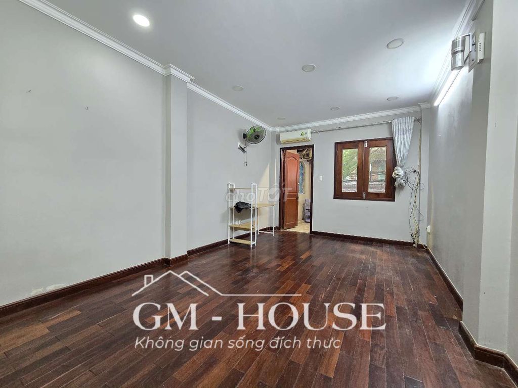 In apartment 30 meters, we're gonna have a kitchen cup right now.