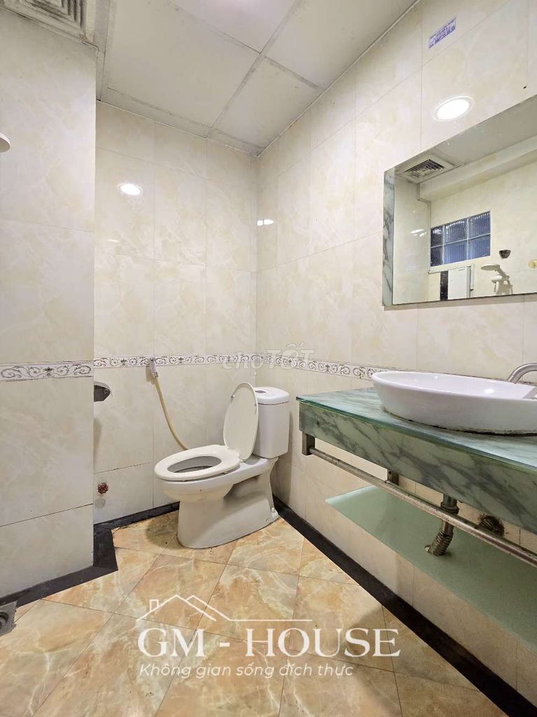 In apartment 30 meters, we're gonna have a kitchen cup right now.