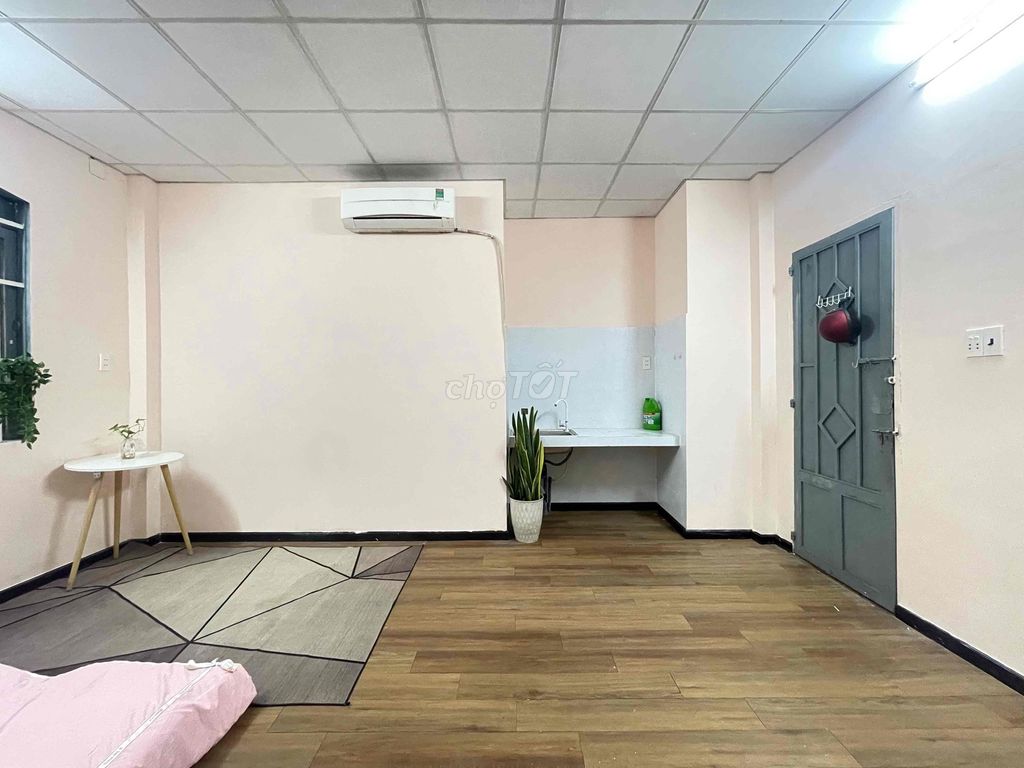 The 35 M2 studio is cheap near the University of Love