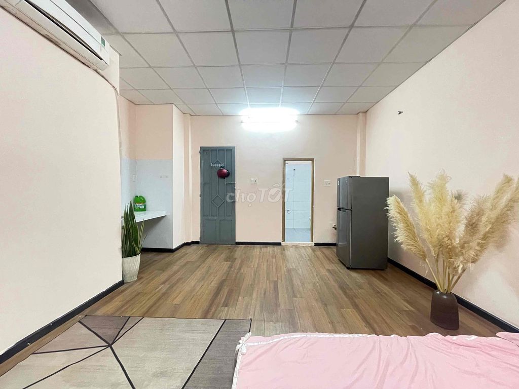 The 35 M2 studio is cheap near the University of Love