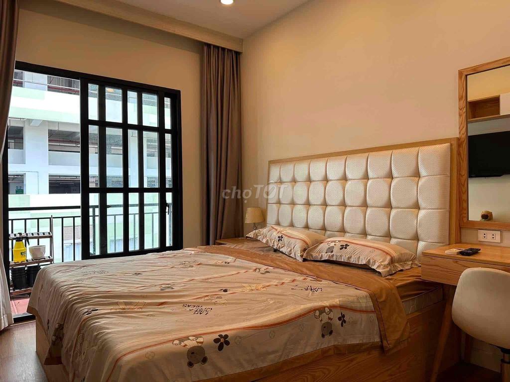 About to empty a full interior bedroom - cool-blow-the big window balcony