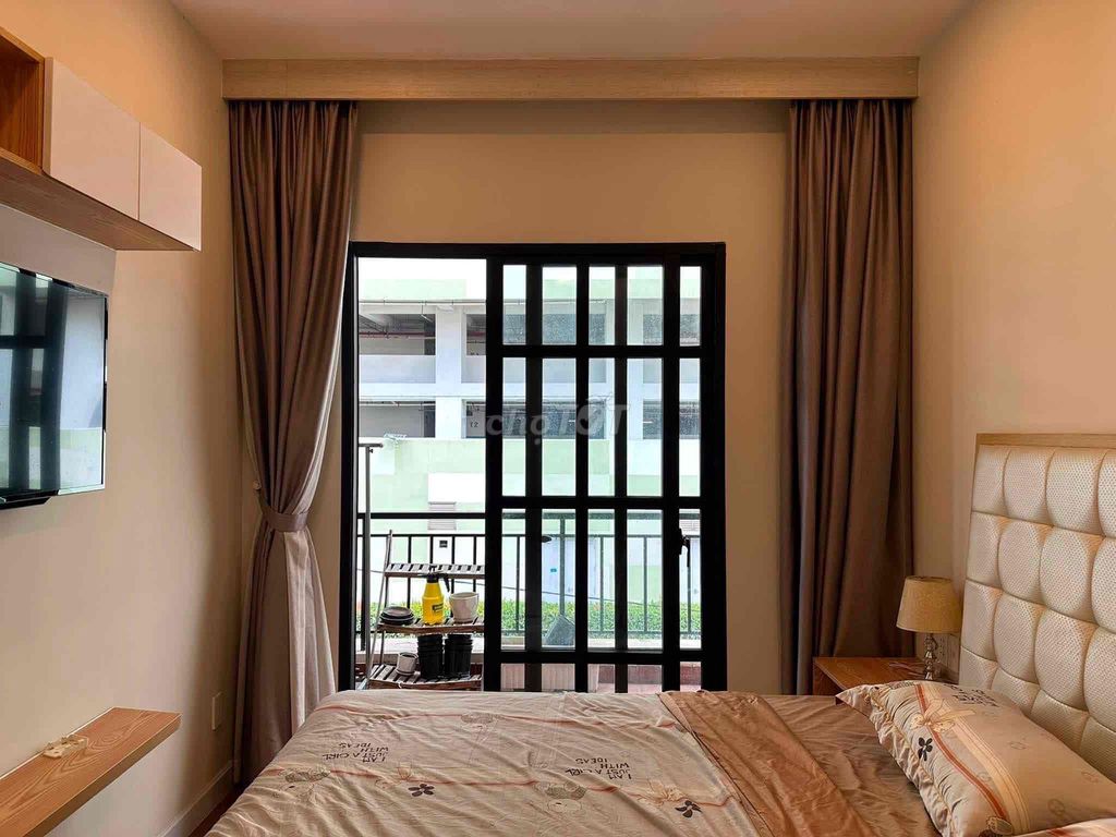 About to empty a full interior bedroom - cool-blow-the big window balcony