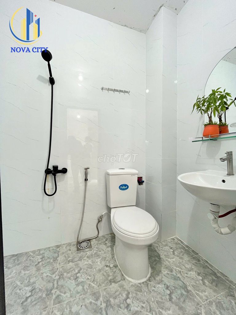 The two bedrooms are in Phạm Hùng.