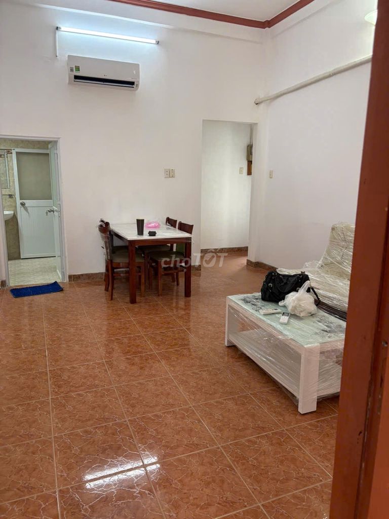 I'm going to the first floor, cách mạng tháng 8.