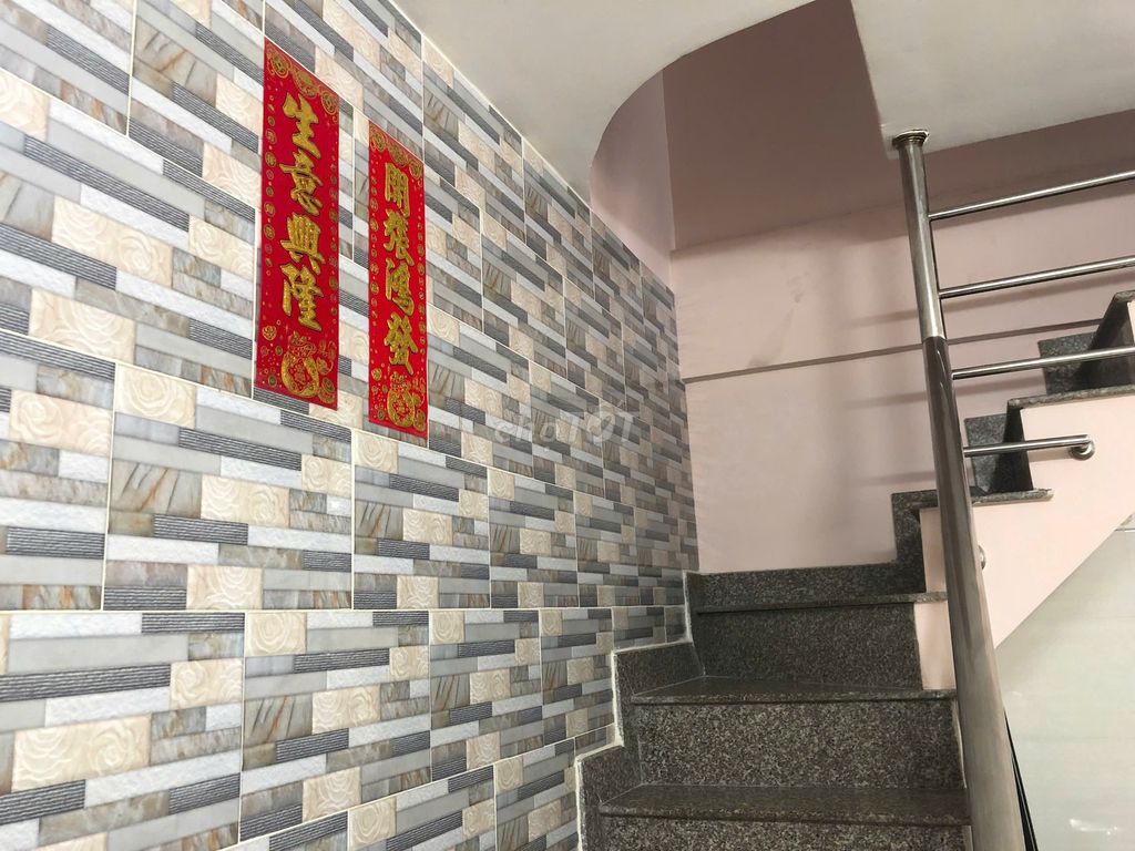 The owner rents his own apartment on the ground floor of the Maiurko 16th District 11