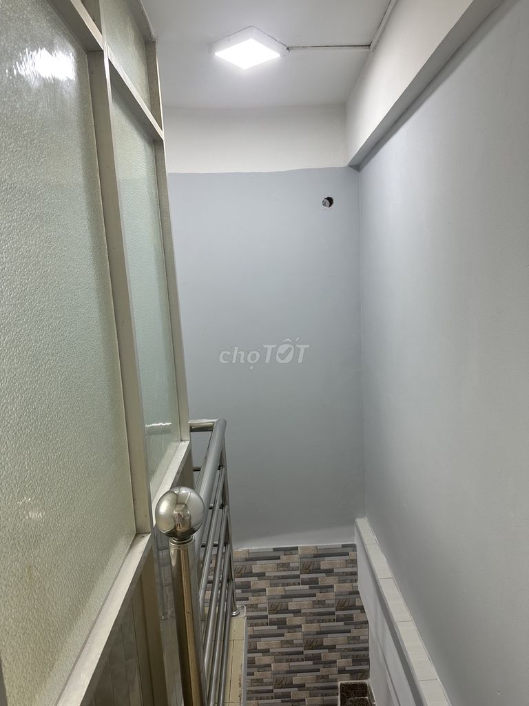 The owner rents his own apartment on the ground floor of the Maiurko 16th District 11