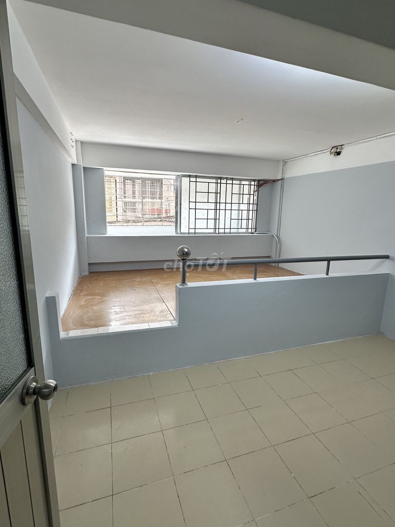 The owner rents his own apartment on the ground floor of the Maiurko 16th District 11