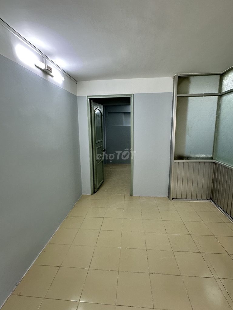 The owner rents his own apartment on the ground floor of the Maiurko 16th District 11