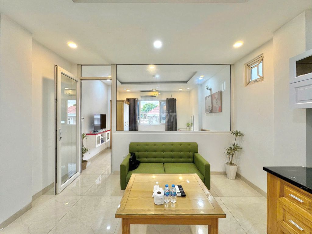 Room 1 service. One bedroom. The living room is 50 meters wide.