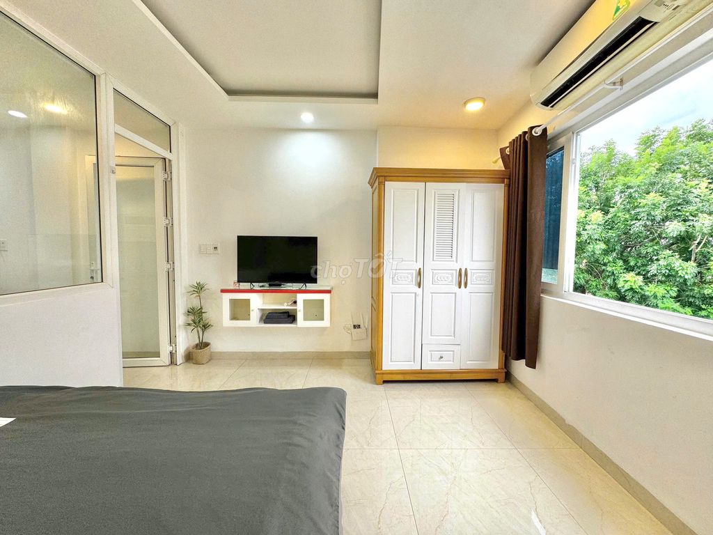 Room 1 service. One bedroom. The living room is 50 meters wide.