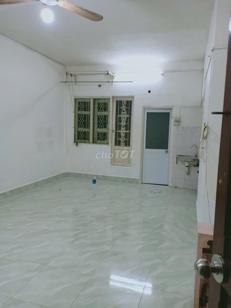Small Trần Hưng Đạo apartment - 4 million-price white.
