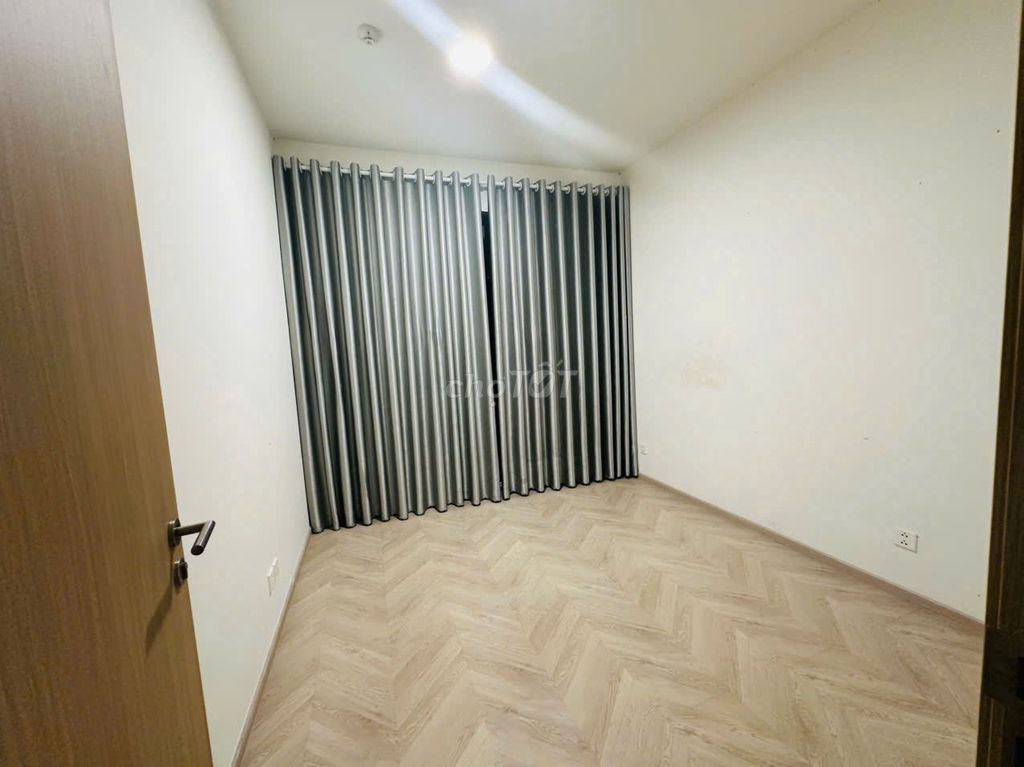 Two bedrooms, two empty toilets. Nine million Masteri Homes.