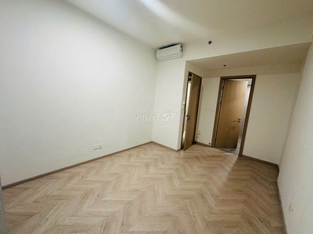 Two bedrooms, two empty toilets. Nine million Masteri Homes.
