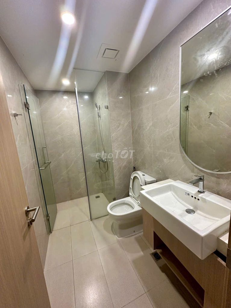 Two bedrooms, two empty toilets. Nine million Masteri Homes.