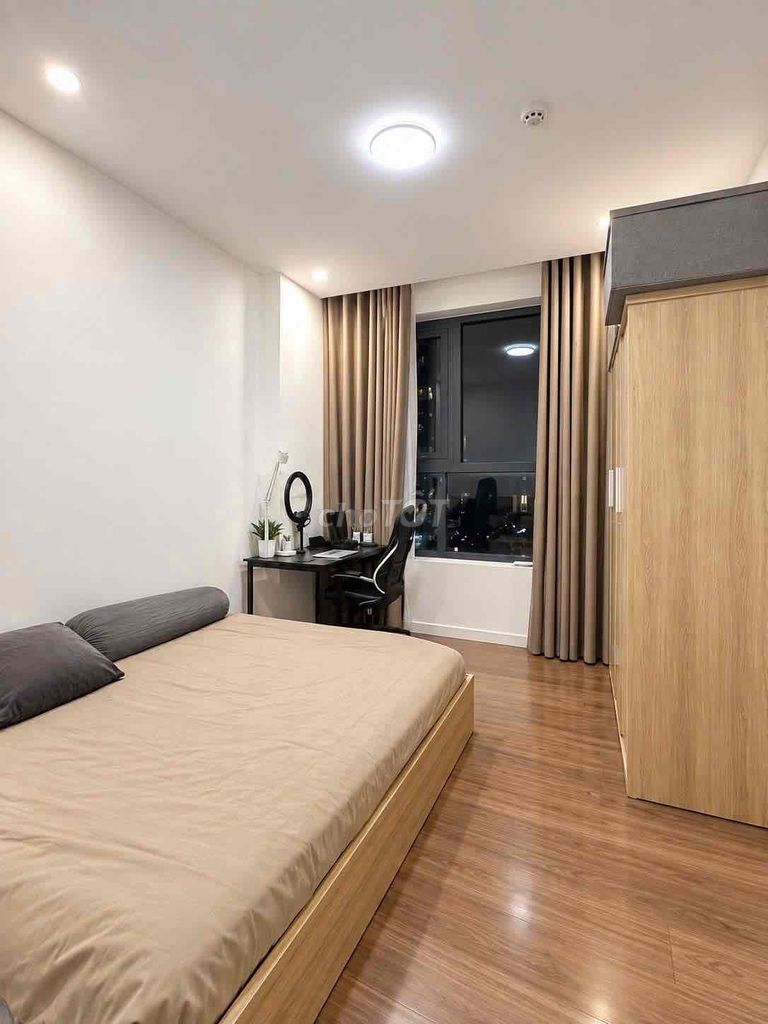 share room, bathroom in two bedrooms, two full interior toilets.