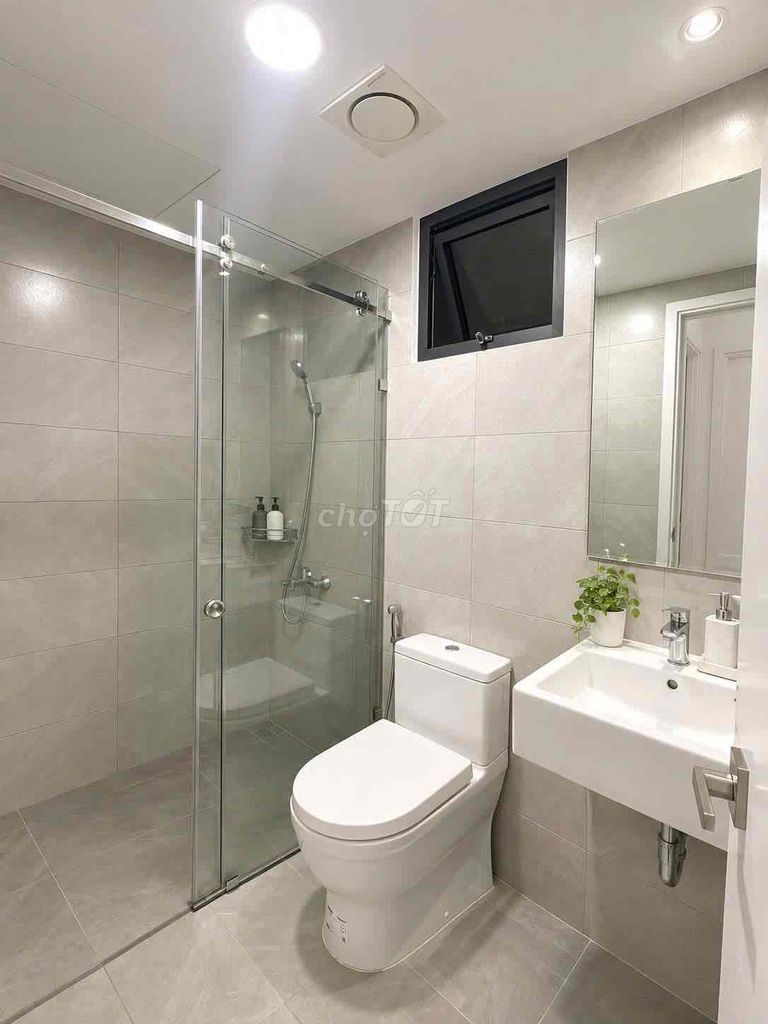 share room, bathroom in two bedrooms, two full interior toilets.