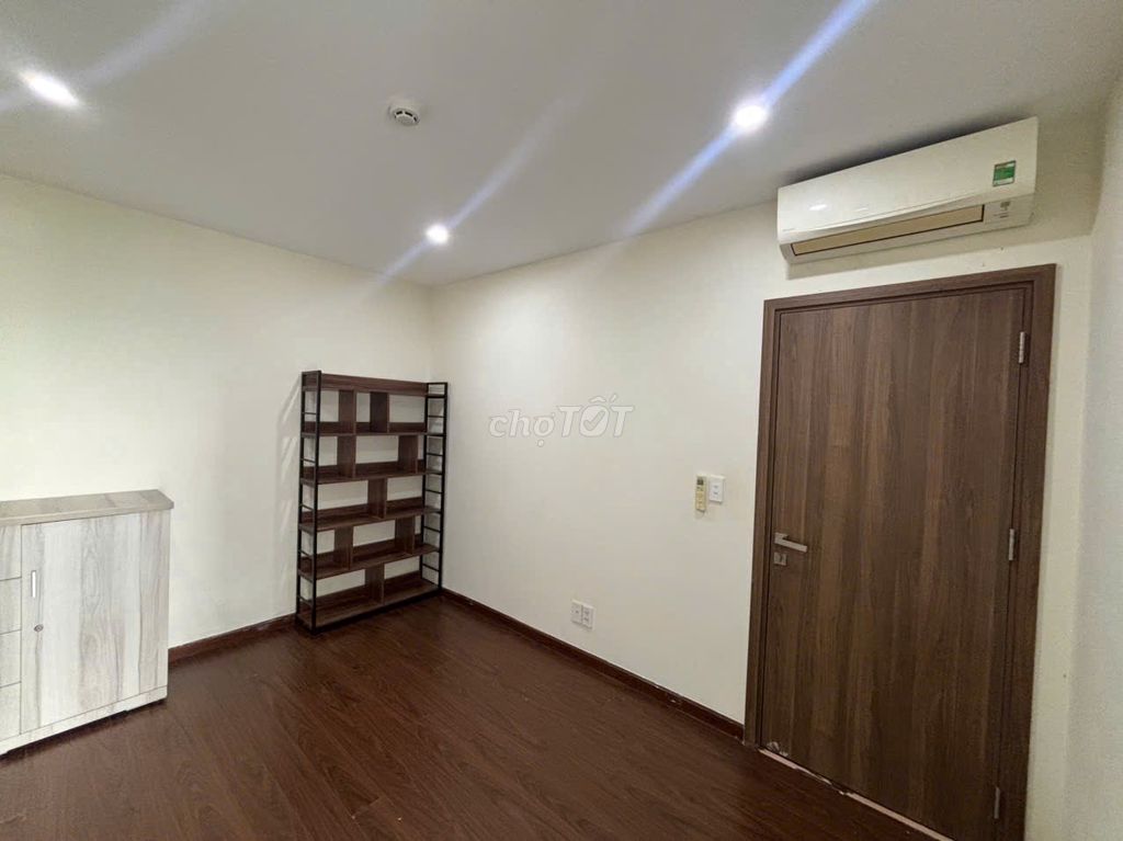 Rent the apartment for two bedrooms, one bathroom for 10 million in Goldora Plaza.